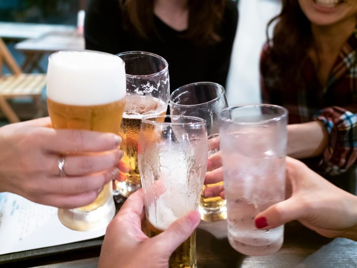 飲み会で女性とお酒で乾杯する