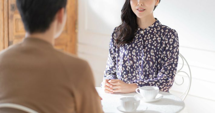 カフェで会話する男女