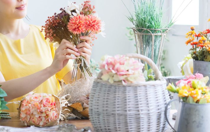 フラワーアレンジメントをする女性