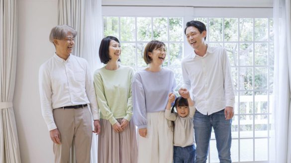 幸せそうな三世代家族
