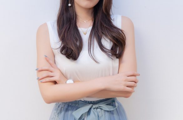 腕を組んだ女性