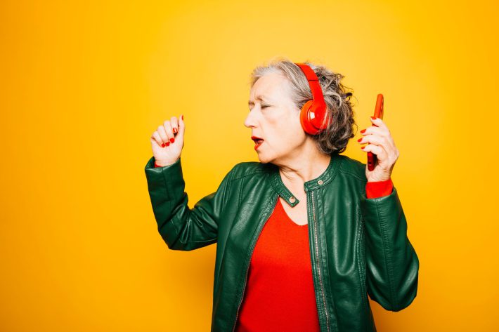 音楽を聴いている女性