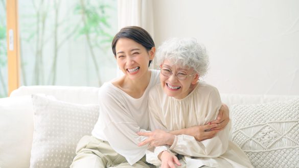 抱き合う女性2人