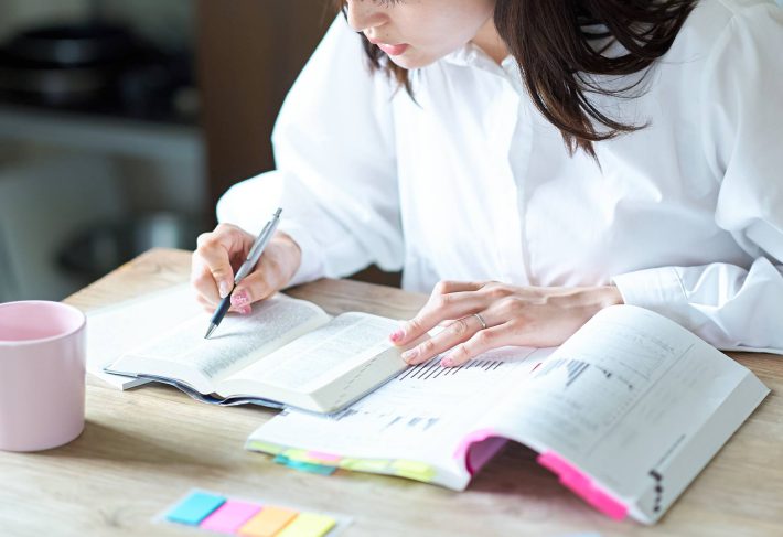 勉強する女性