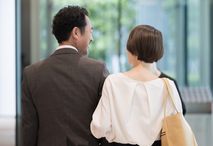 腕を組んで歩く不倫男女