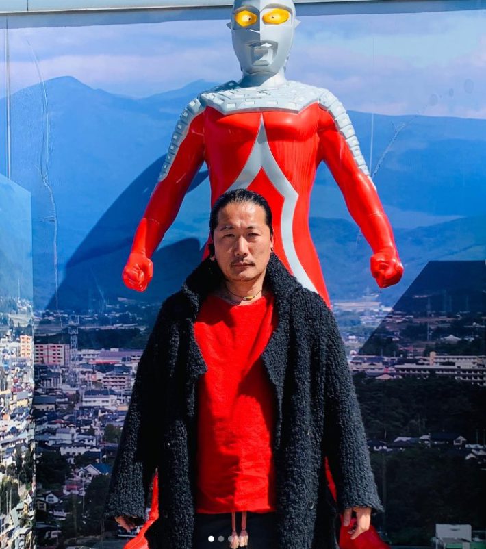 キャンドル・ジュン氏に暴行疑惑。記者会見に魅了された男性たちがダマされた理由