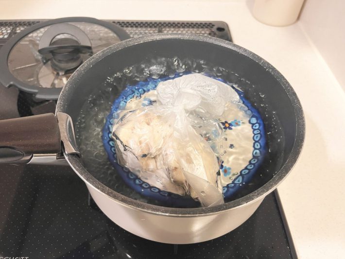 ポリ袋に食材を入れて湯せん