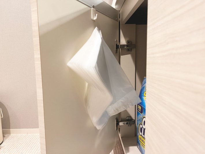 洗面所下の収納の中に吊り下げている