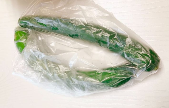 ポリ袋にきゅうりをそのまま入れる