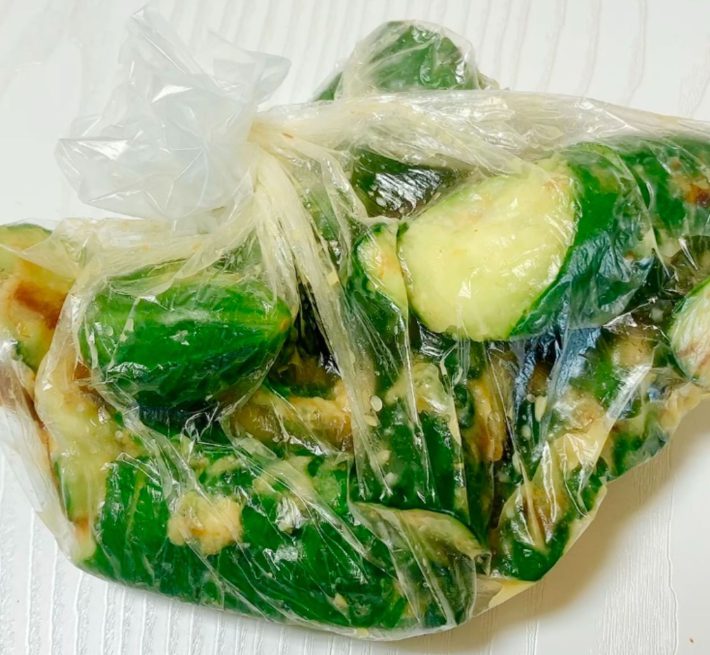 調味料を入れて揉み込む