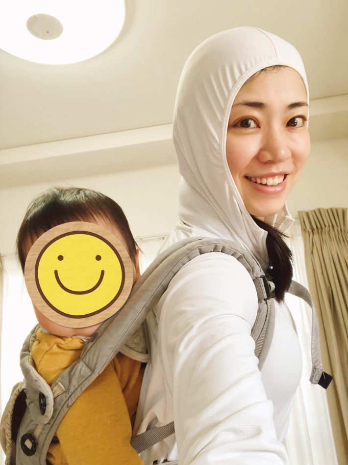 赤ちゃんは髪をひっぱるので、フードで守っていました