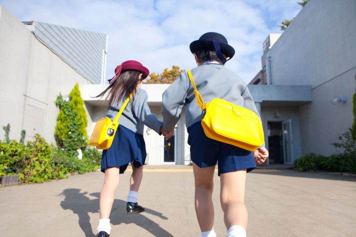 登園する幼稚園児