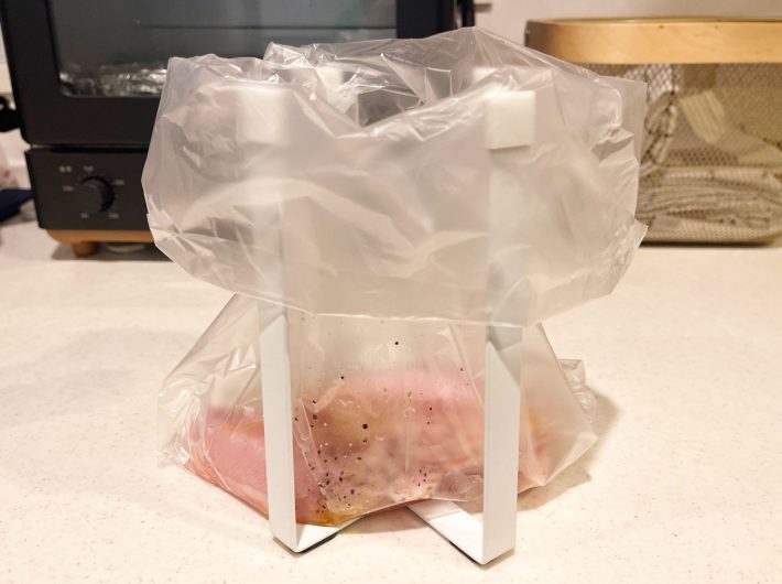 ポリ袋ホルダーを使うと両手が使える