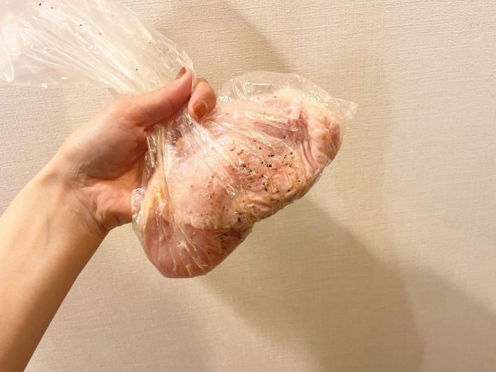 調味料をもみ込む