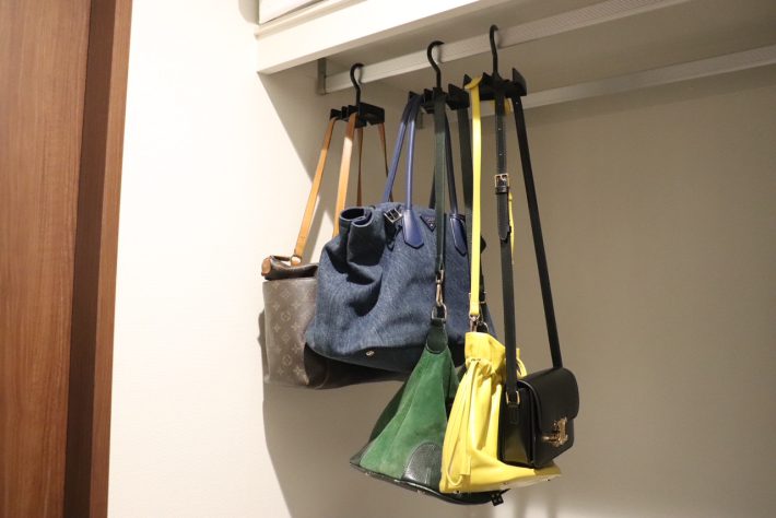 ３つのバッグハンガーにたくさんのバッグをかけられた