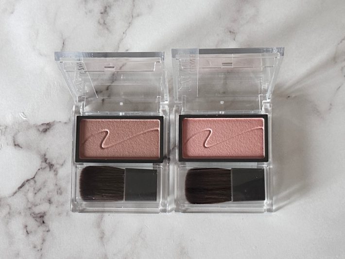 右から「01 フォギーローズ」「02　シナモンブラウン」