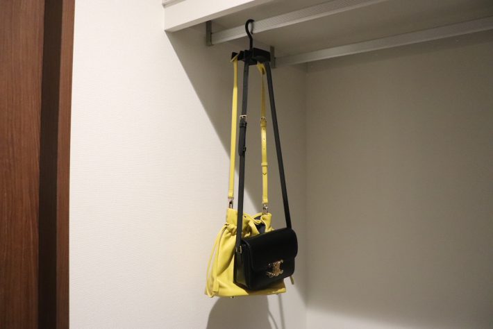 1つのバッグハンガーに2つのショルダーバッグをかけることもできる