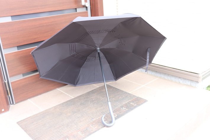 3COINSの逆開き傘（税込1100円）