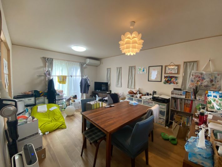 個室のないママと息子のものがリビングにあふれていました。