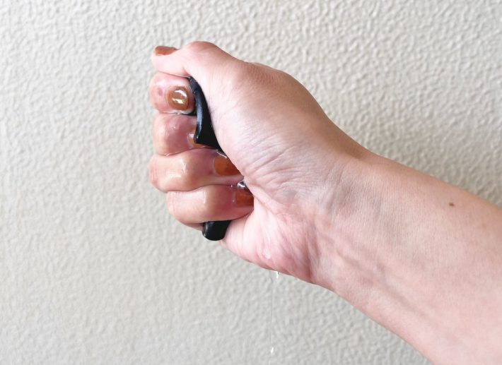 シートを絞って水気を切る