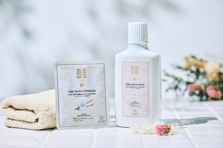 左から、「想」Light CBD BATH POWDER、CBD BATH MILK