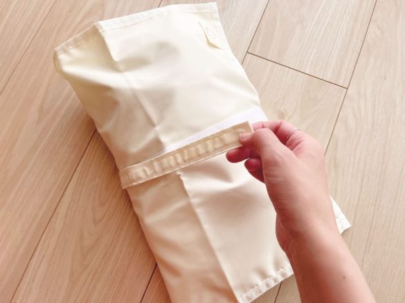 くるくると紐を巻いて留める