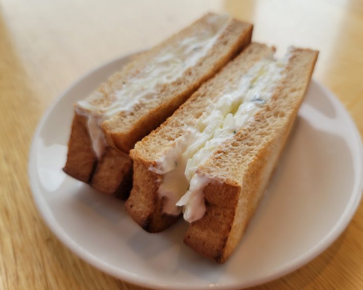 無脂乳固形分12％のヨーグルトを水切りして作ったサンドイッチをいただきました。あまりのおいしさに言葉を失いました。もうクリームチーズには戻れません