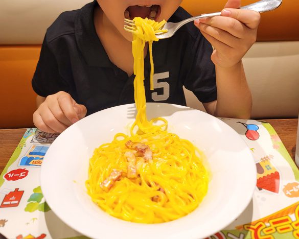 カルボナーラを食べる息子