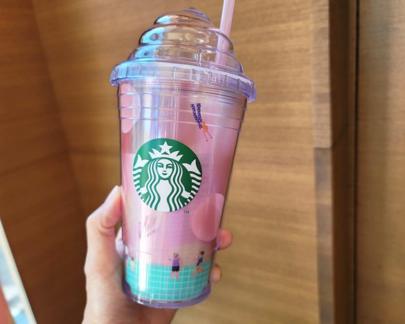 AS樹脂素材のタンブラーは安くてかわいいのですが、機能性はステンレスよりも劣ります。ホイップリッドコールドカップタンブラーピーチフルパラダイス473ml（2300円）