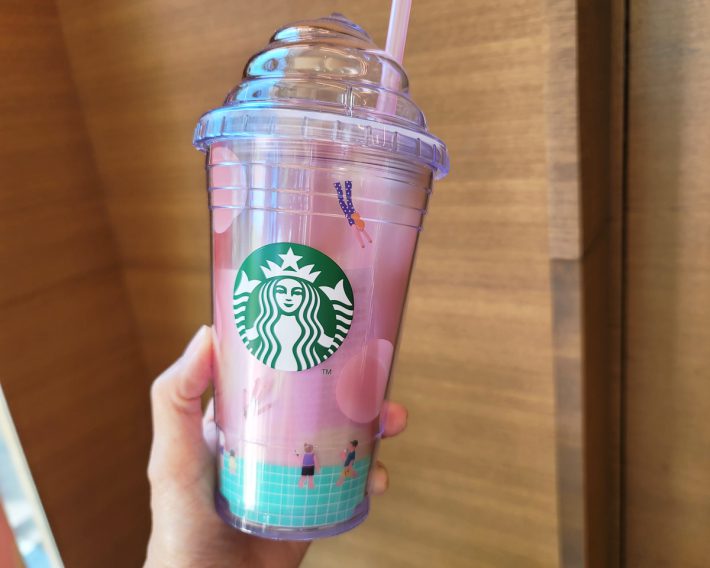 AS樹脂素材のタンブラーは安くてかわいいのですが、機能性はステンレスよりも劣ります。ホイップリッドコールドカップタンブラーピーチフルパラダイス473ml（2300円）