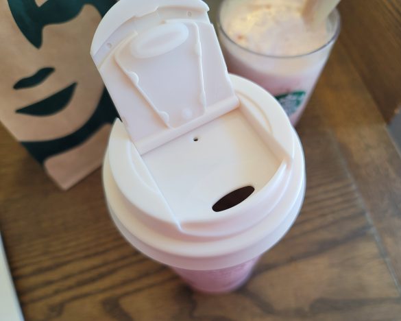 持ち運びを考えると、密閉性のあるアイテムが安心