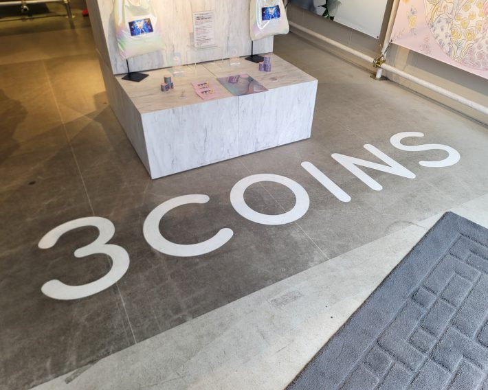セーラームーンCosmosや旅行会社など、コラボ商品が続々登場している「3COINS」（スリーコインズ）
