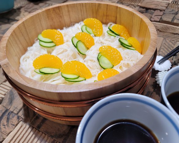 そうめんを茹でて、キュウリとみかんの缶詰を乗せただけなのに、雰囲気抜群です