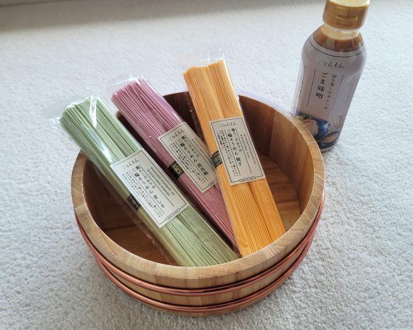 「職人こだわりの三輪そうめん」青しそ、南高梅、柚子そうめん（各324円）／涼を楽しむめんつゆ「ごま味噌」（486円）