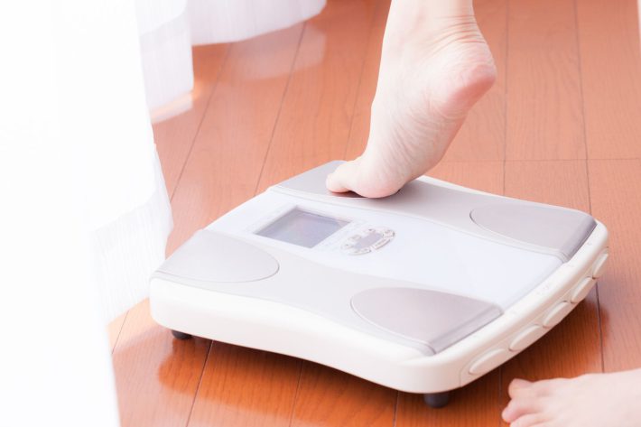 体重計に乗る女性
