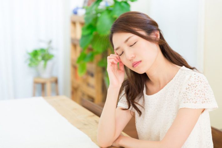 悩む女性の様子