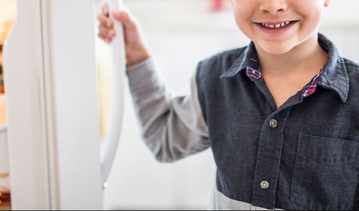 冷蔵庫を開ける子ども