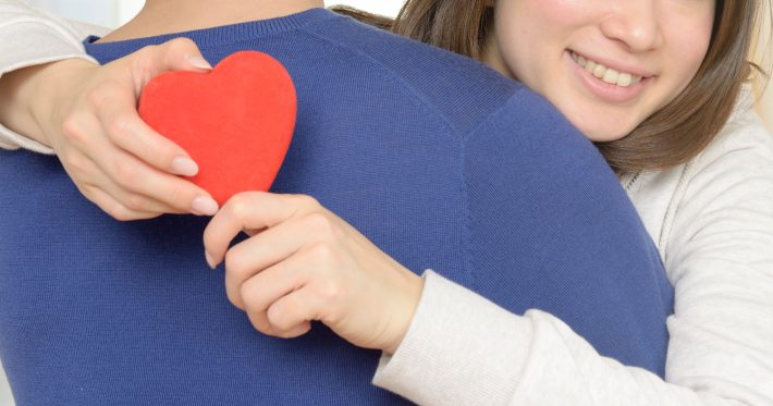 男性に抱きつく女性　ハグ　ハート