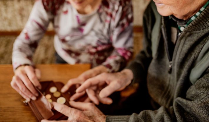 困窮する老夫婦