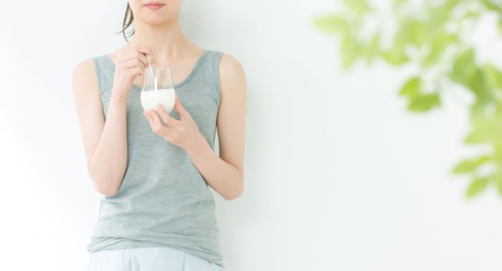 ヨーグルトを食べる女性