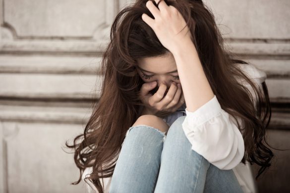 悲しむ女性