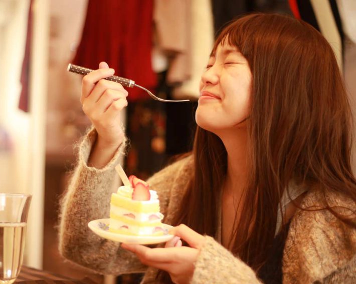 ケーキを食べる女性