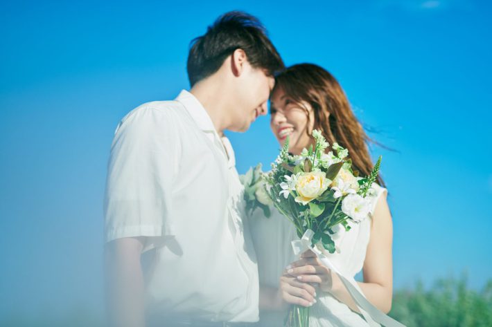 見つめ合うカップル