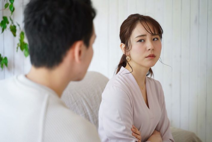 女性が軽蔑する様子