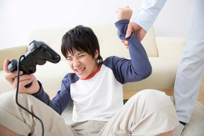 子どもと叱る親