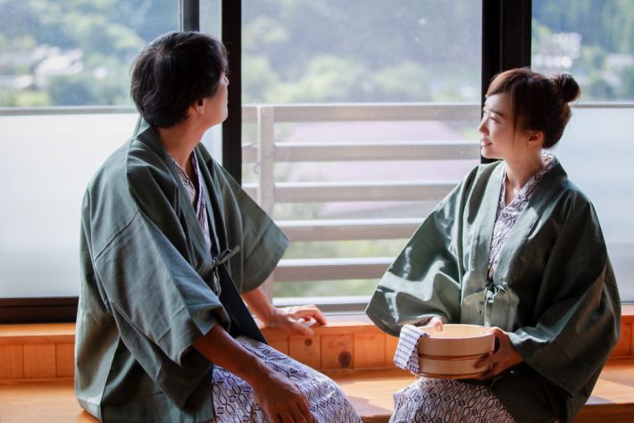 男女で温泉に行く様子