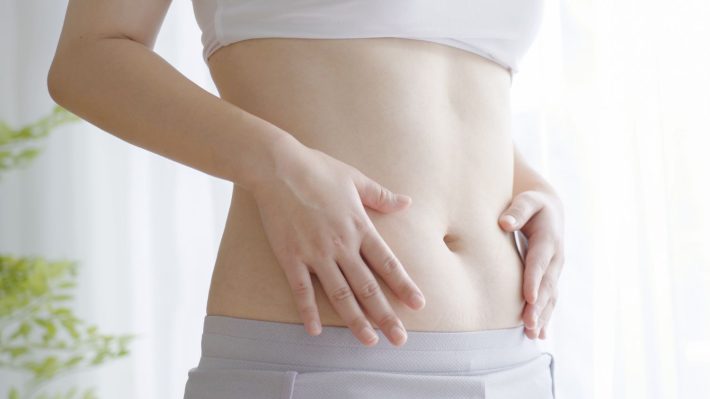 お腹に手をあてる人