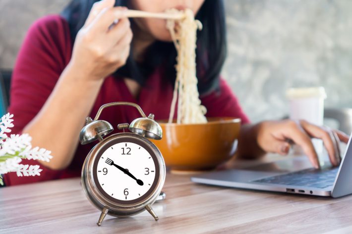 早食いする女性