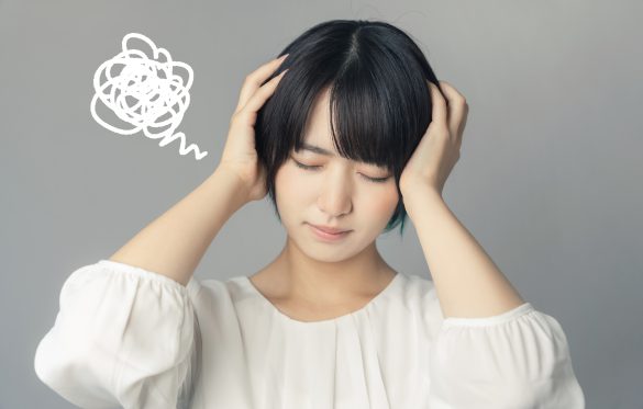 困り顔の女性　悩み　頭痛　失敗