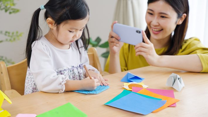 子どもを撮影する母親